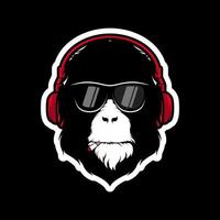 mascotte de singe avec casque et lunettes de soleil vecteur