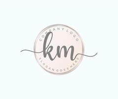 logo féminin km initial. utilisable pour les logos nature, salon, spa, cosmétique et beauté. élément de modèle de conception de logo vectoriel plat.