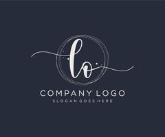 logo initial lo féminin. utilisable pour les logos nature, salon, spa, cosmétique et beauté. élément de modèle de conception de logo vectoriel plat.