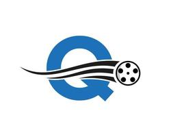 concept de logo de film de lettre initiale q avec bobine de film pour le signe des médias, modèle de vecteur de symbole de réalisateur de film