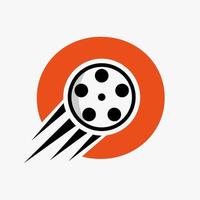 concept de logo de film lettre o avec bobine de film pour signe média, modèle vectoriel de symbole de réalisateur de film