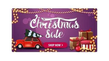 vente de noël, bannière discount violet avec voiture rouge portant arbre de noël, cadeaux et guirlandes vecteur