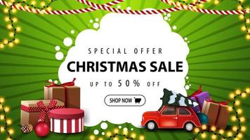 offre spéciale, vente de Noël, jusqu'à 50 de réduction, bannière verte et blanche avec des cadeaux, guirlande et voiture vintage rouge portant arbre de Noël vecteur