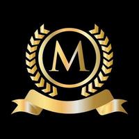 sceau, couronne de laurier d'or et ruban sur le concept de la lettre m. élément de logo de crête héraldique de luxe or vecteur de laurier vintage
