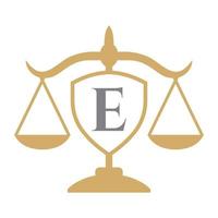 création de logo de cabinet d'avocats sur la lettre e avec signe de bouclier. logo de droit, avocat et justice, avocat, juridique, service d'avocat, cabinet d'avocats, modèle de logo à l'échelle vecteur