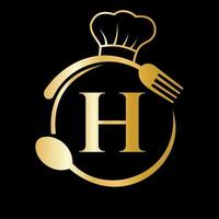 logo du restaurant sur le concept de la lettre h. chapeau de chef, cuillère et fourchette pour le logo du restaurant vecteur