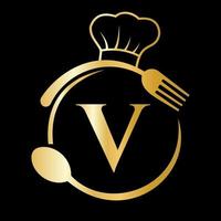 logo du restaurant sur le concept de la lettre v. chapeau de chef, cuillère et fourchette pour le logo du restaurant vecteur