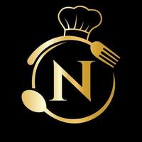 logo du restaurant sur le concept de la lettre n. chapeau de chef, cuillère et fourchette pour le logo du restaurant vecteur