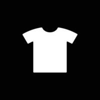 eps10 vecteur blanc t-shirt art solide icône abstraite ou logo isolé sur fond noir. symbole de chemise unisexe dans un style moderne et plat simple pour la conception de votre site Web et votre application mobile