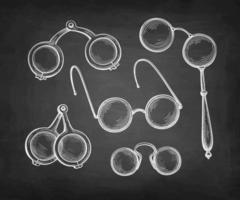 médiéval pliant lunettes, pince-nez, lorgnette et rond lunettes. craie esquisser ensemble sur tableau noir Contexte. main tiré vecteur illustration. rétro style. ancien style accident vasculaire cérébral dessin.