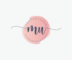 logo mu féminin initial. utilisable pour les logos nature, salon, spa, cosmétique et beauté. élément de modèle de conception de logo vectoriel plat.