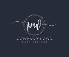 logo féminin pw initial. utilisable pour les logos nature, salon, spa, cosmétique et beauté. élément de modèle de conception de logo vectoriel plat.