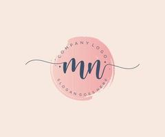 logo féminin initial mn. utilisable pour les logos nature, salon, spa, cosmétique et beauté. élément de modèle de conception de logo vectoriel plat.