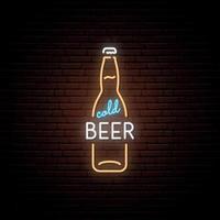 enseigne au néon de bière froide. emblème de bouteilles de bière au néon, bannière lumineuse. conception publicitaire. vecteur