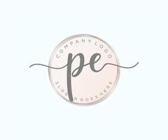 logo féminin pe initial. utilisable pour les logos nature, salon, spa, cosmétique et beauté. élément de modèle de conception de logo vectoriel plat.