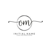 initiale om féminin logo collections modèle. écriture logo de initiale signature, mariage, mode, bijoux, boutique, floral et botanique avec Créatif modèle pour tout entreprise ou entreprise. vecteur