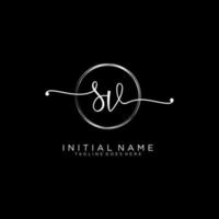 initiale sv féminin logo collections modèle. écriture logo de initiale signature, mariage, mode, bijoux, boutique, floral et botanique avec Créatif modèle pour tout entreprise ou entreprise. vecteur