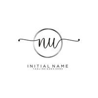 initiale nu féminin logo collections modèle. écriture logo de initiale signature, mariage, mode, bijoux, boutique, floral et botanique avec Créatif modèle pour tout entreprise ou entreprise. vecteur