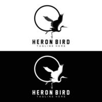 création de logo oiseau héron cigogne, oiseau héron volant sur le vecteur de la rivière, illustration de la marque du produit