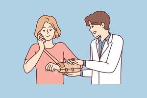 Masculin médecin Aidez-moi patient mettre bandage sur main après traumatisme ou blessure. thérapeute ou chirurgien guérir femme avec cassé épaule dans hôpital. vecteur illustration.