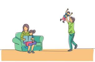 un dessin au trait continu d'une jeune maman assise sur un canapé et lisant un livre à son fils pendant que papa joue avec sa fille à la maison. concept de parentalité familiale heureuse. illustration vectorielle de dessin à une seule ligne vecteur