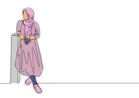 un continu ligne dessin de Jeune content musulman fille avec voile penché sur le mur. jolie beauté milieu est femmes modèle dans branché hijab mode concept Célibataire ligne dessiner conception vecteur illustration