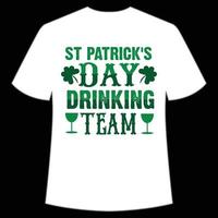 st patrick's journée en buvant équipe st. patrick's journée chemise impression modèle, chanceux charmes, irlandais, toutes les personnes a une peu la chance typographie conception vecteur