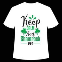 garder calme et trèfle sur st patrick's journée chemise impression modèle, chanceux charmes, irlandais, toutes les personnes a une peu la chance typographie conception vecteur