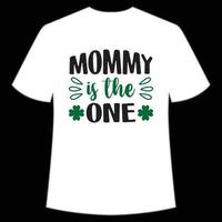 maman est le un st. patrick's journée chemise impression modèle, chanceux charmes, irlandais, toutes les personnes a une peu la chance typographie conception vecteur