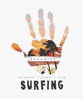 slogan de surf avec illustration de plage coucher de soleil palmier main vecteur