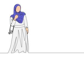 un continu ligne dessin de Jeune content magnifique muslimah sur islamique tissu tenir caméra. beauté milieu est femmes modèle dans branché hijab mode concept Célibataire ligne dessiner conception vecteur illustration