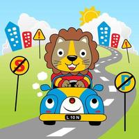 mignonne Lion conduite voiture dans ville route, vecteur dessin animé illustration