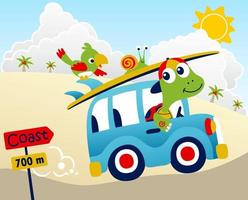 mignonne tortue sur voiture avec escargot et oiseau porter planche de surf, été vacances, vecteur dessin animé illustration