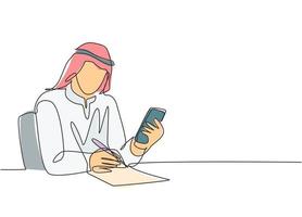 un seul dessin d'un jeune homme musulman heureux écrivant un rapport d'activité au livre de l'entreprise. tissu d'arabie saoudite shmag, kandora, foulard, thobe, ghutra. illustration vectorielle de ligne continue dessiner conception vecteur