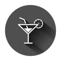 de l'alcool cocktail icône dans plat style. boisson verre vecteur illustration sur noir rond Contexte avec longue ombre. martini liquide affaires concept.