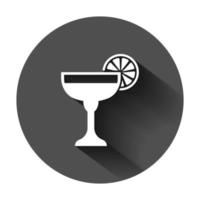 de l'alcool cocktail icône dans plat style. boisson verre vecteur illustration sur noir rond Contexte avec longue ombre. martini liquide affaires concept.