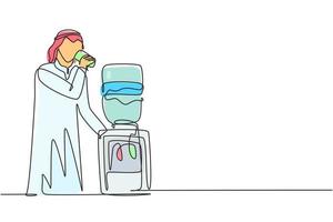 une seule ligne continue dessinant un jeune homme arabe buvant de l'eau douce dans un verre tout en se tenant à côté d'un distributeur d'eau rempli de gallons d'eau. une ligne dessiner illustration vectorielle de conception graphique vecteur