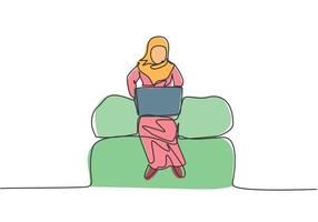 dessin d'une seule ligne d'une jeune femme d'affaires arabe assise sur un canapé et tapant une proposition commerciale sur un ordinateur portable. gestionnaire préparant le concept de travail. ligne continue dessiner illustration vectorielle graphique de conception. vecteur