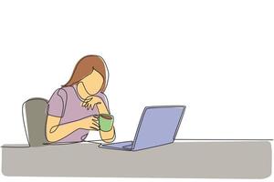 un seul dessin d'une jeune employée regardant un ordinateur portable et réfléchissant à des idées d'innovation commerciale. boire du café ou du thé concept ligne continue dessiner illustration graphique de conception vectorielle vecteur