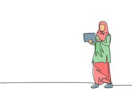 dessin au trait continu unique jeune femme d'affaires arabe debout et tenant un ordinateur portable pour présenter une présentation d'entreprise. concept de métaphore de minimalisme. une ligne dessiner illustration vectorielle de conception graphique vecteur