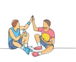 un dessin au trait de deux jeunes hommes heureux se repose après avoir joué au basket-ball sur le terrain et fait un geste cinq. concept de jeu de sport ligne continue dessiner illustration vectorielle de conception graphique vecteur