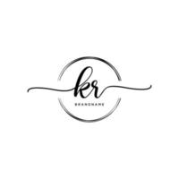 initiale kr féminin logo collections modèle. écriture logo de initiale signature, mariage, mode, bijoux, boutique, floral et botanique avec Créatif modèle pour tout entreprise ou entreprise. vecteur