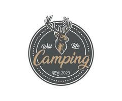 ancien camping et Extérieur aventure emblèmes, logos et badges avec cerf vecteur