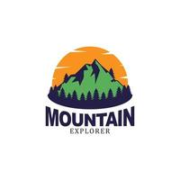 beauté le coucher du soleil dans le Montagne vue logo conception, Montagne explorateur logo vecteur illustration