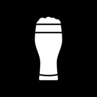 icône de glyphe de mode sombre de verre à bière vecteur