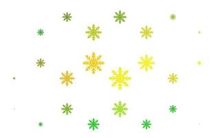 motif vectoriel vert clair, jaune avec des flocons de neige de noël.