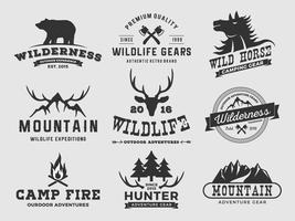 Création du logo aventure en montagne forestière vecteur