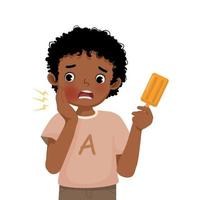 mignonne peu africain garçon avec sensible les dents ayant mal aux dents tandis que en mangeant du froid la glace crème émouvant le sien joue ressentir douloureux vecteur