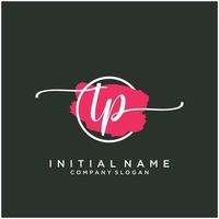 initiale tp féminin logo collections modèle. écriture logo de initiale signature, mariage, mode, bijoux, boutique, floral et botanique avec Créatif modèle pour tout entreprise ou entreprise. vecteur