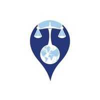 concept de logo de tribunal international et de cour suprême. échelles sur la conception d'icône de globe. vecteur